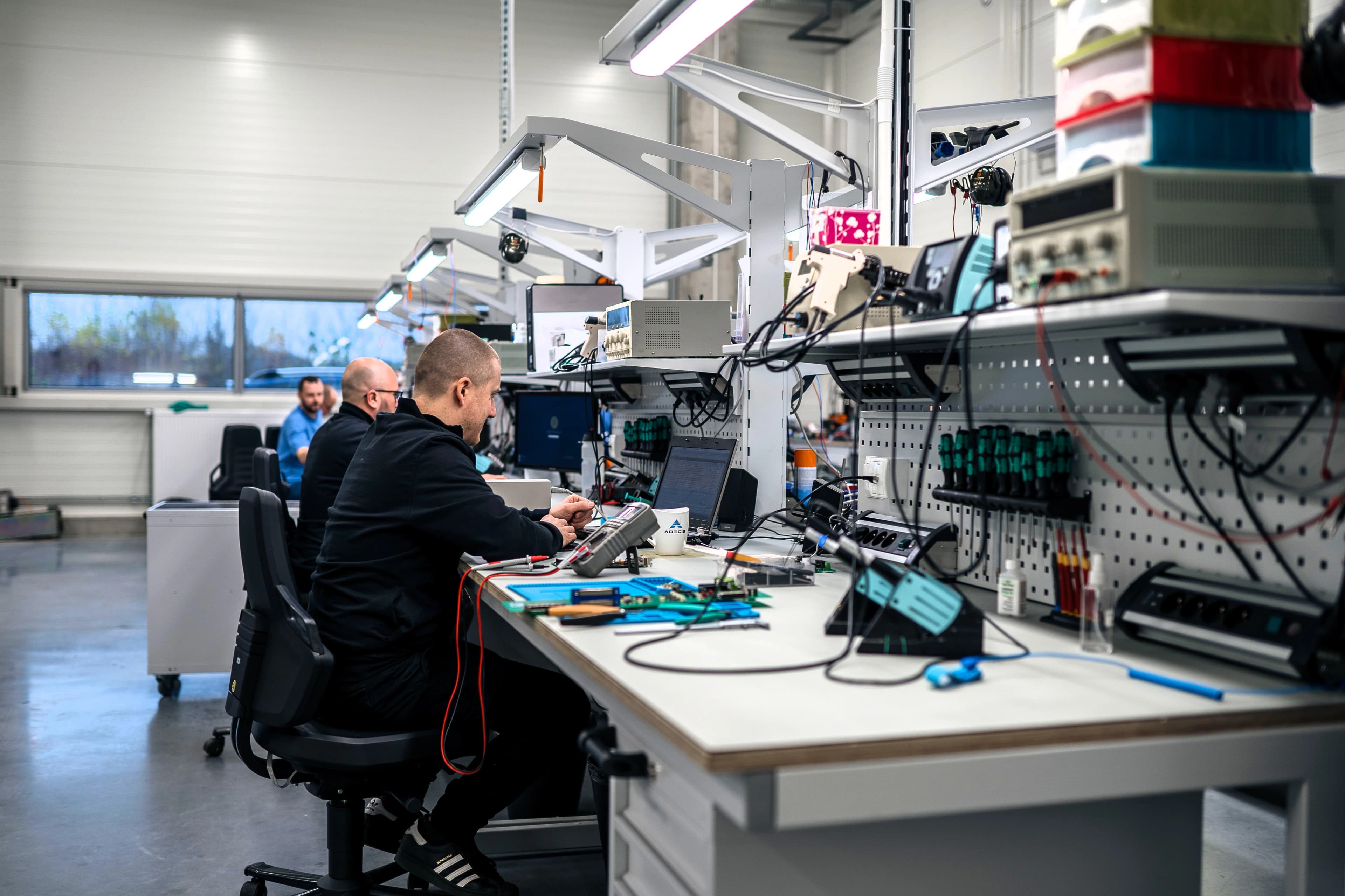 Laboratorio ADEGIS en Polonia, con bancos de prueba bajo carga